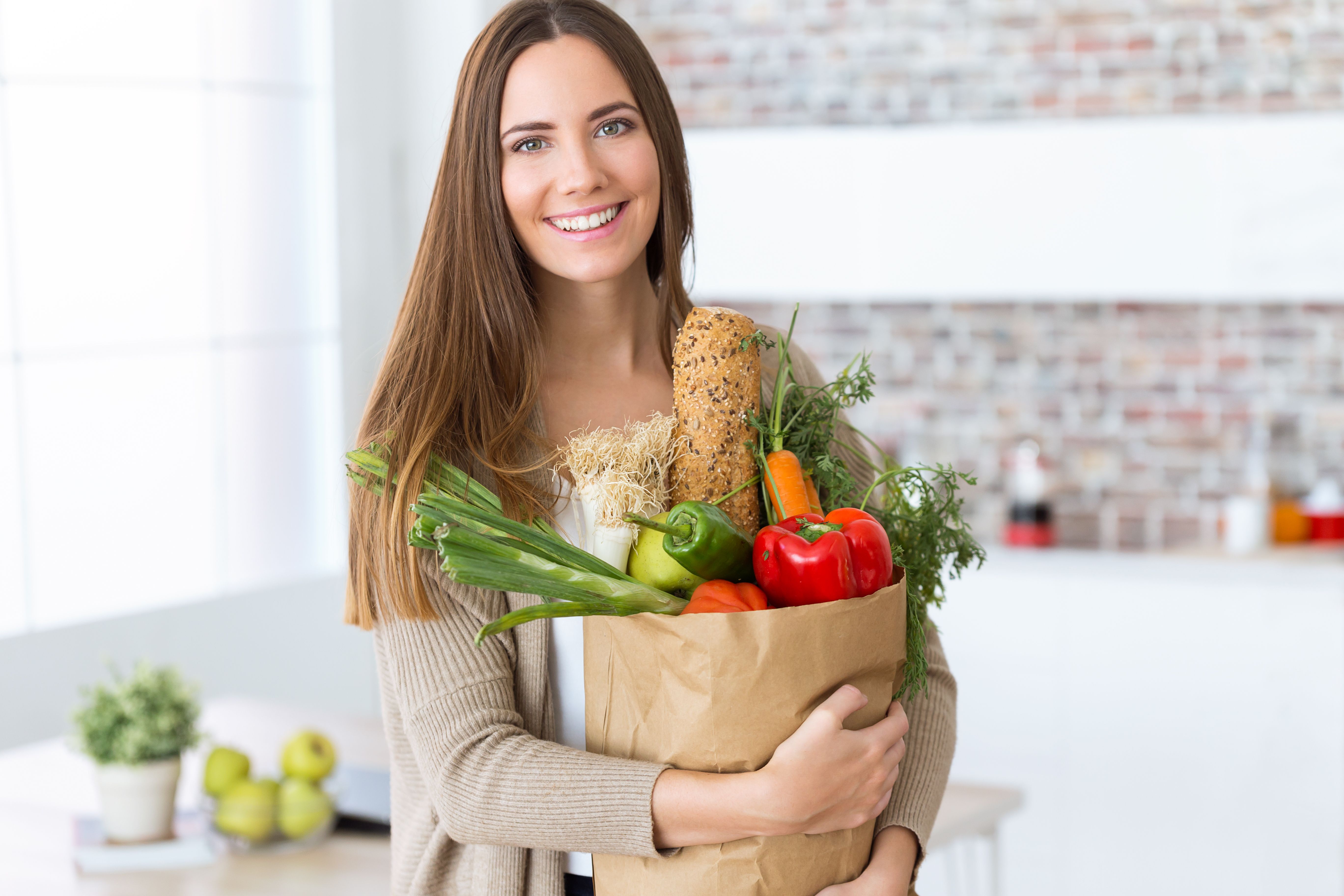 Здоровая жизнь ютуб. Женщина с продуктами. Девушка с корзиной овощей. Питание женщины. Полезная еда женщина.