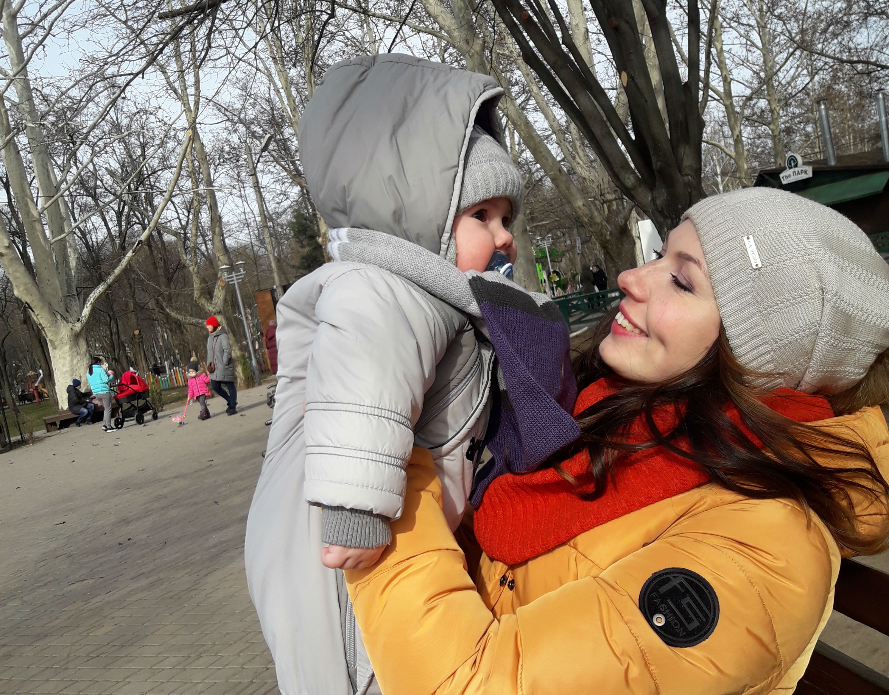 Оксана Злепко с ребенком, молодая мама, мама с ребенком