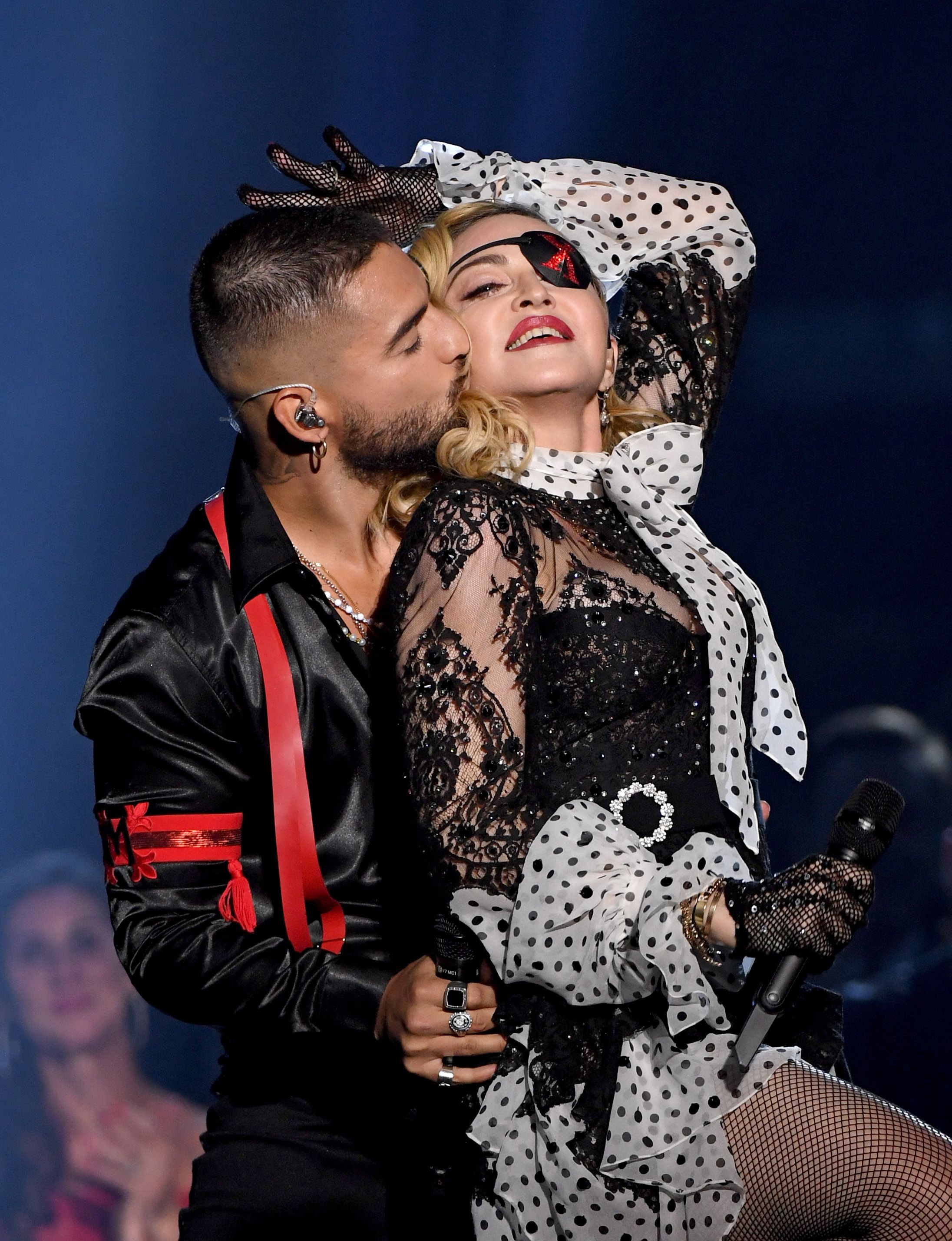 60-річна Мадонна дозволила 25-річному Maluma поляскати себе по сідницях (відео виступу артистів на Billboard Music Awards 2019)