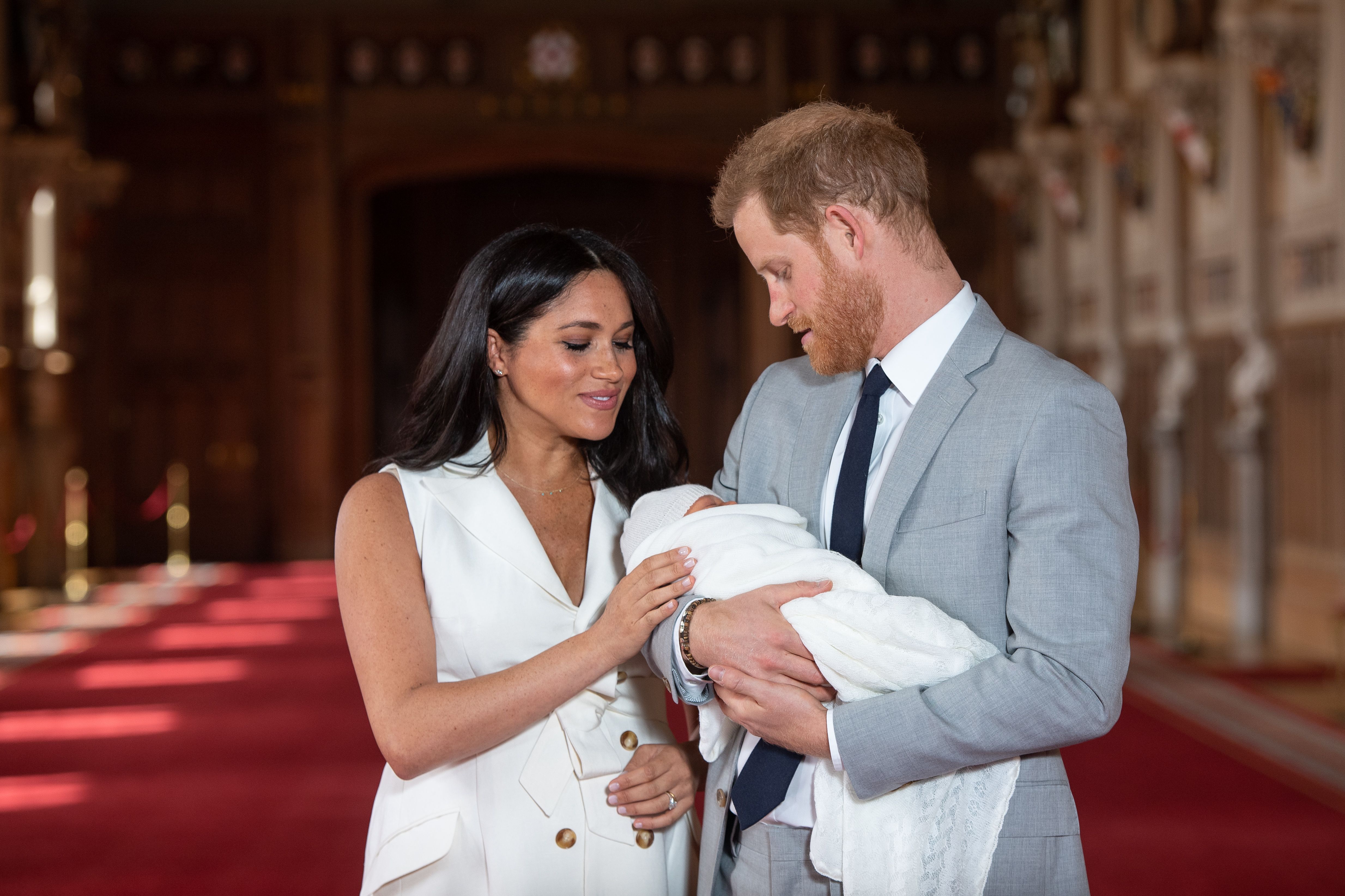Меган Маркл и принц Гарри показали ранее не публиковавшиеся фото новорожденного сына | Королевская семья | 1+1