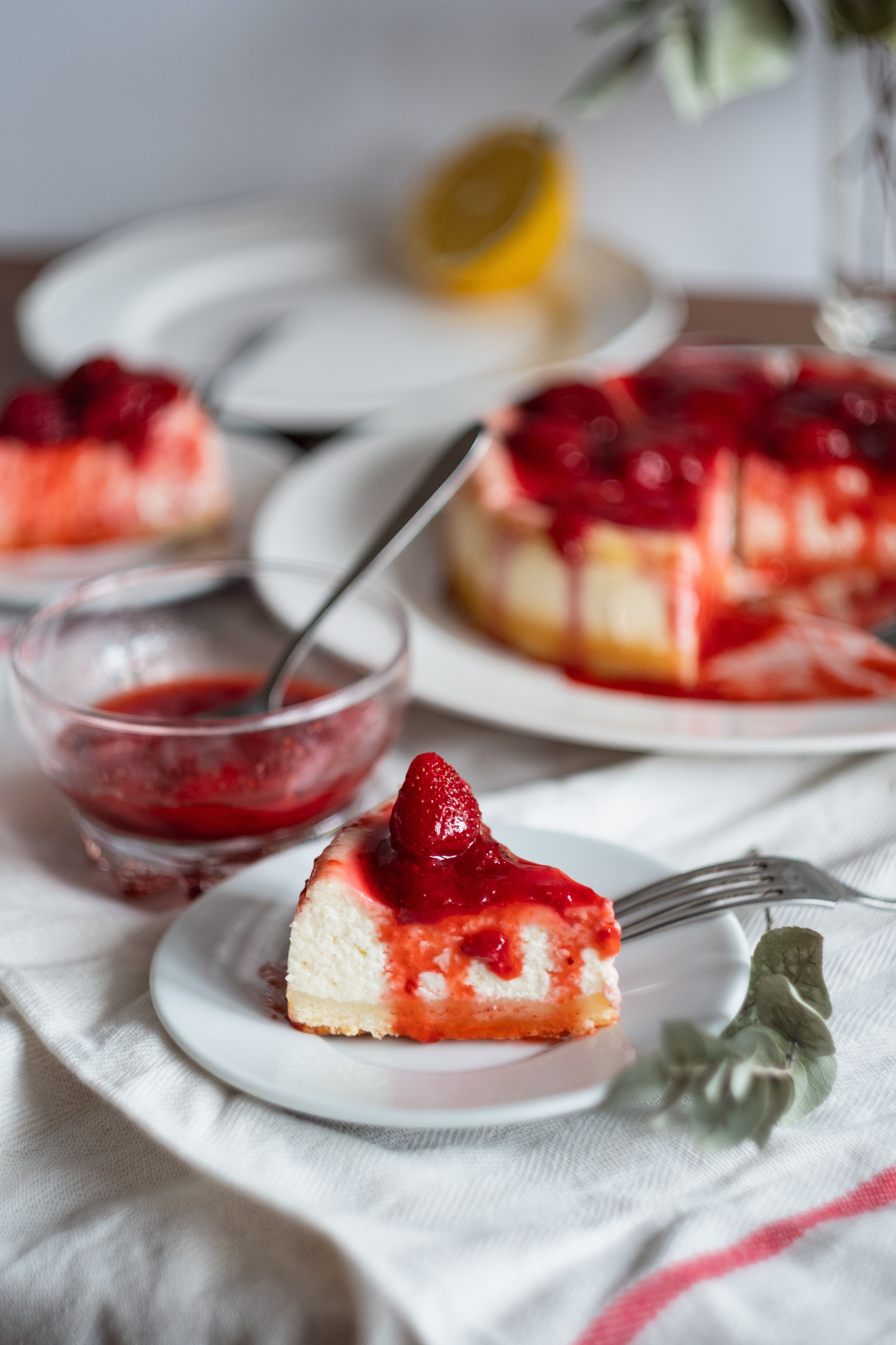 Найкращі рецепти десертів з полуниці (ВІДЕО)