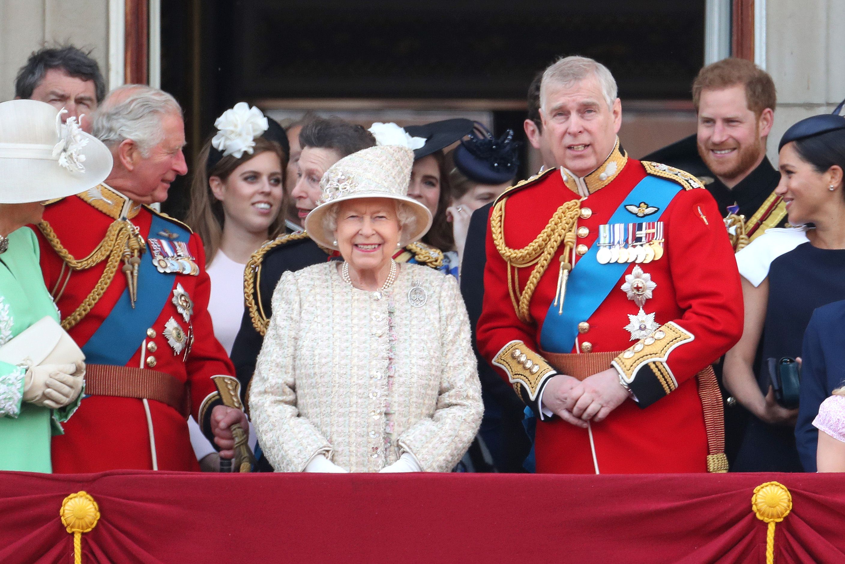 Королева Єлизавета 2 на коні: Рідкісні архівні фото з юності британської монархині