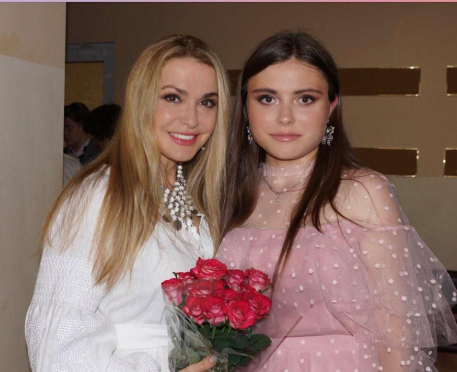 Яку сукню донька Сумської вдягнула на Випускний 2019 (ФОТО) | Зіркове життя | 1+1