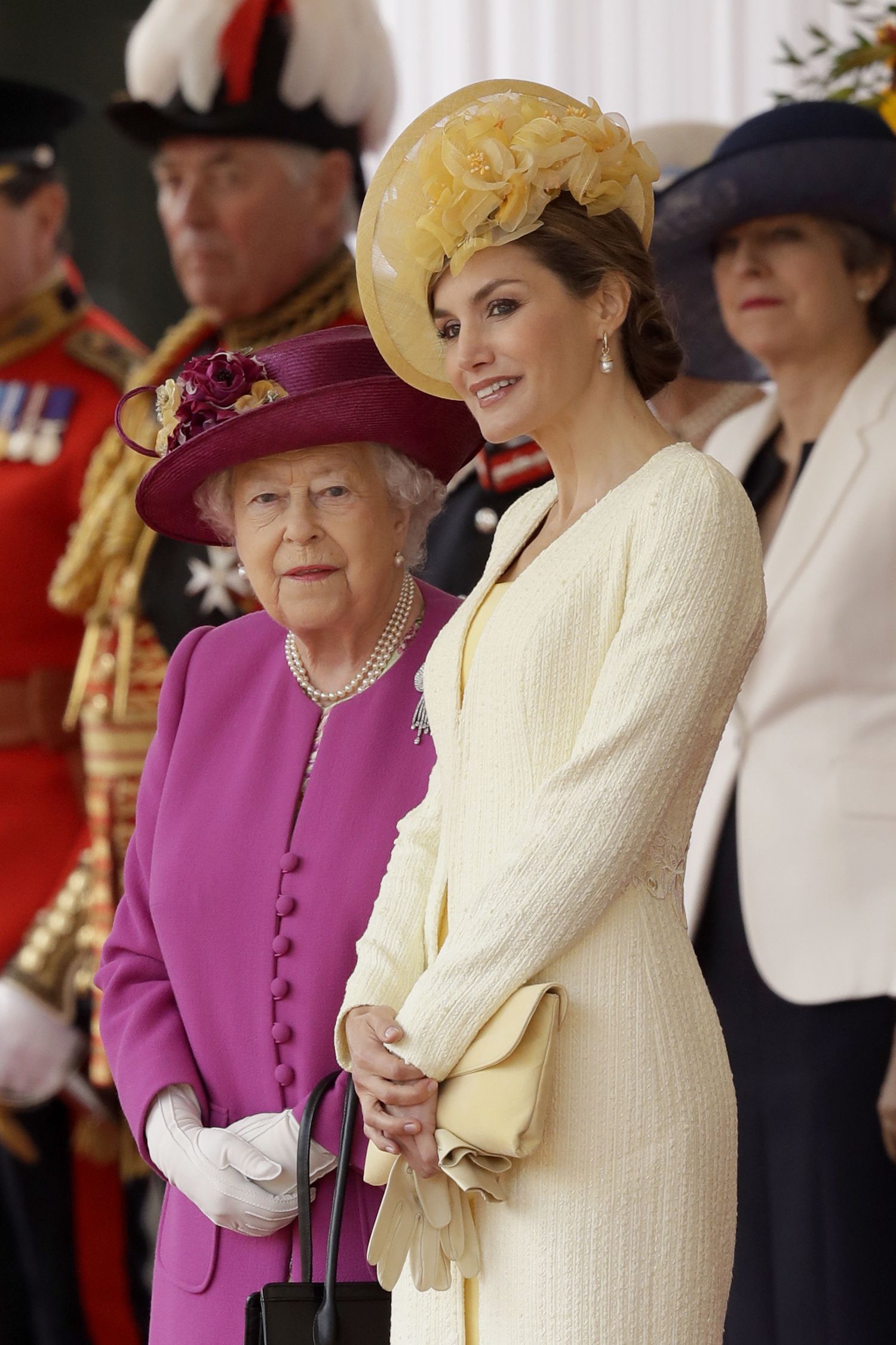 Королева Великобританії та королева Іспанії здивували рожевими образами | Королівська родина | 1+1