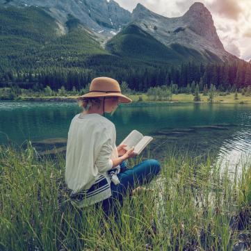 дівчина читає книжку на відпочинку