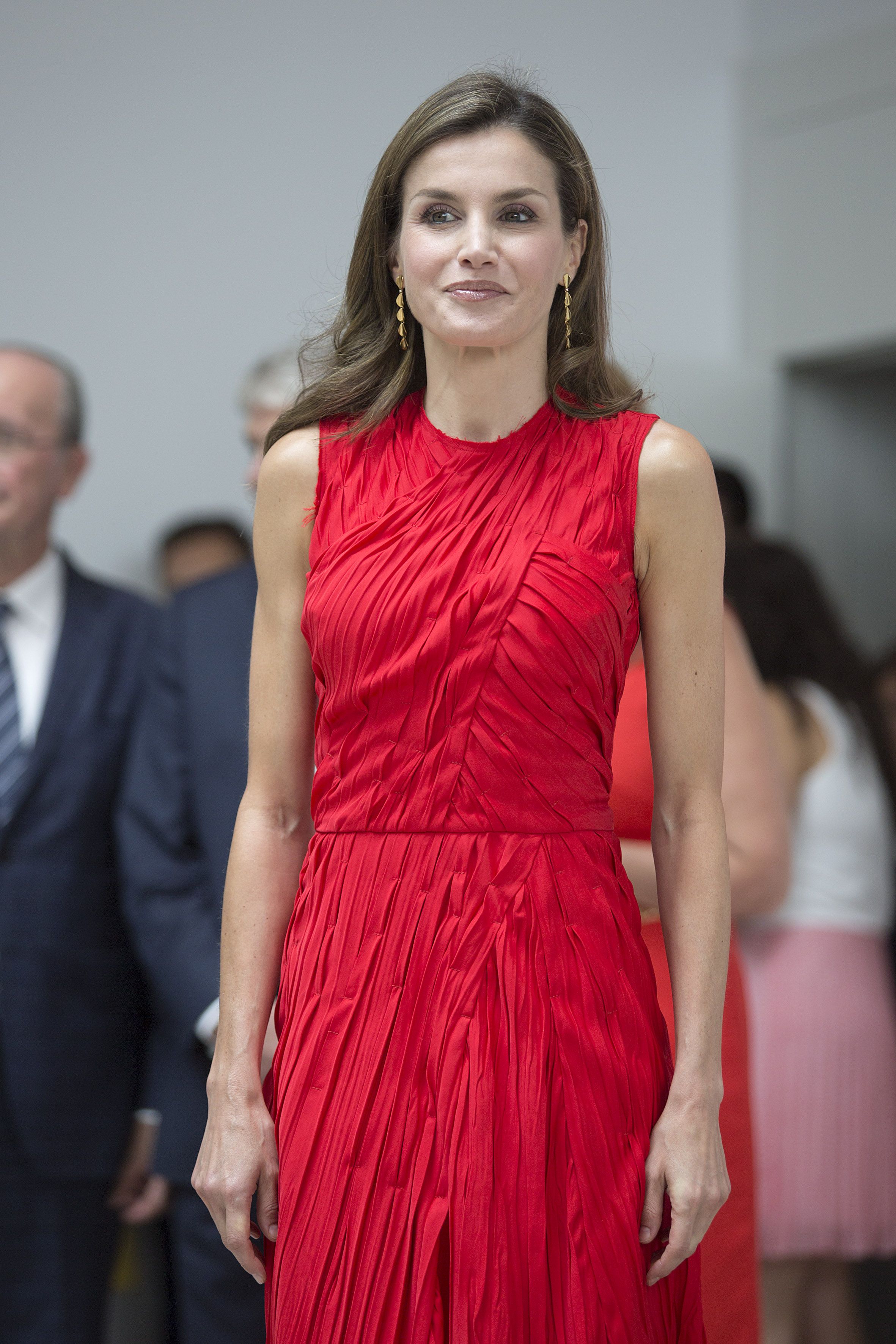 Королева Летиція підкреслила тендітну фігуру червоною сукнею (фото) | Королівська родина | 1+1