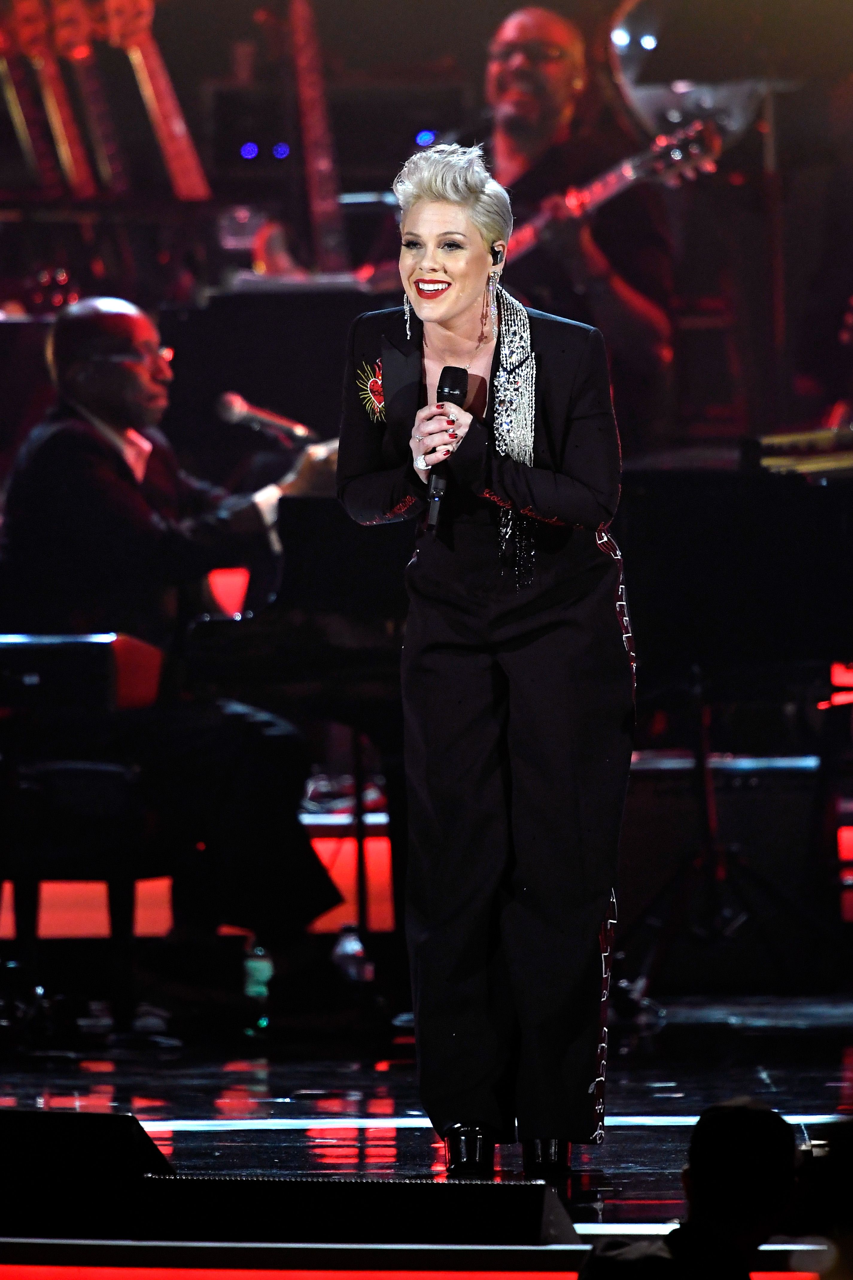 Співачка Pink прийшла на шоу Джиммі Кіммела у вбранні від українського дизайнера | Зірковий стиль | 1+1