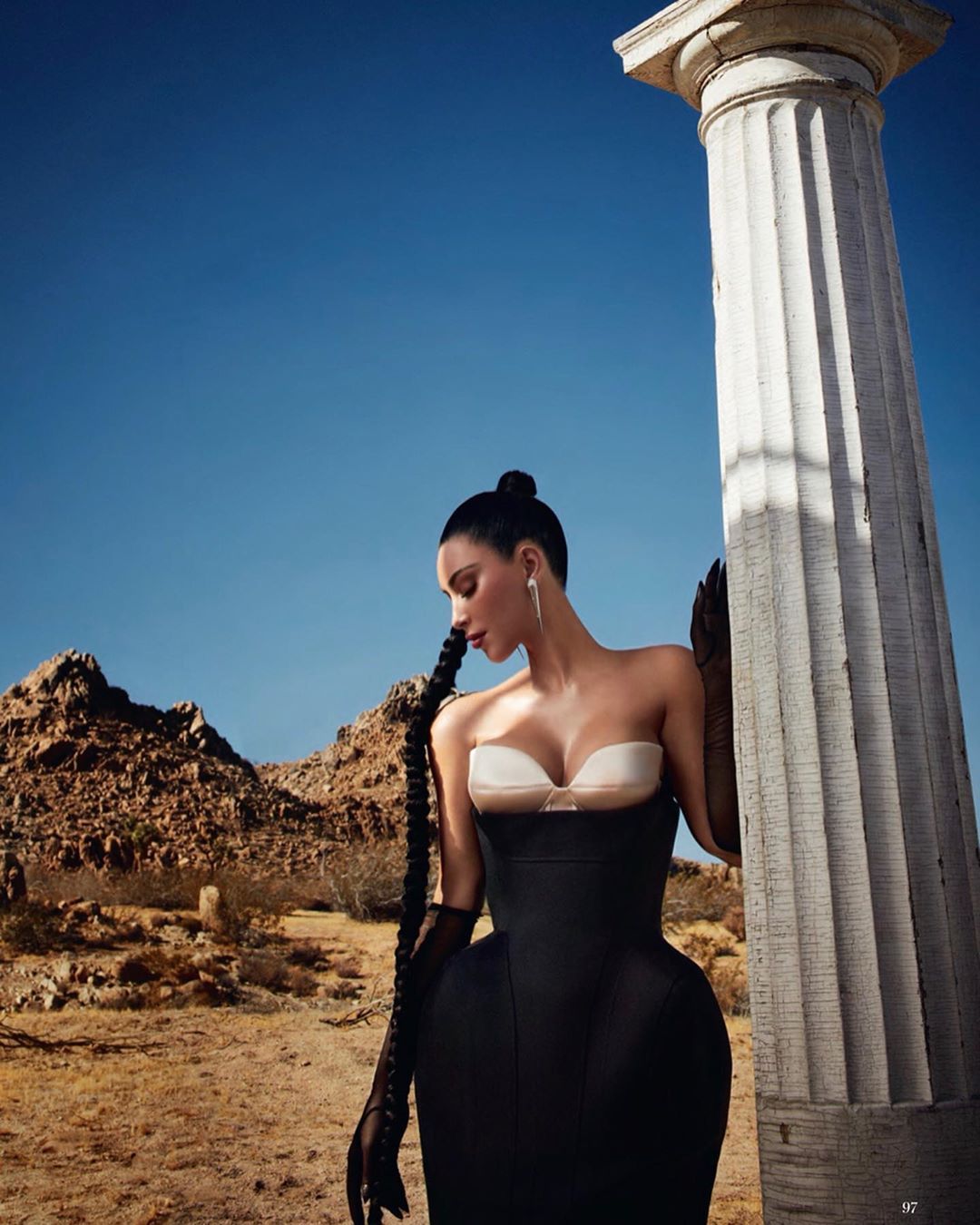 Ким Кардашян поражает неординарными образами с рогами и длинной косой | 1+1