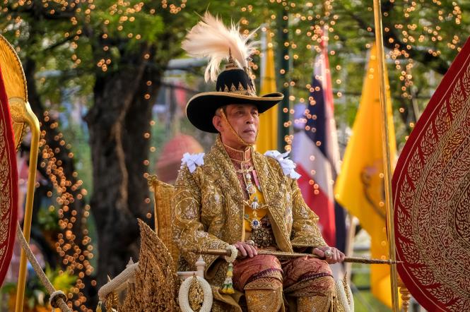 Король Таїланду офіційно представив світові свою коханку | Королівська родина | 1+1