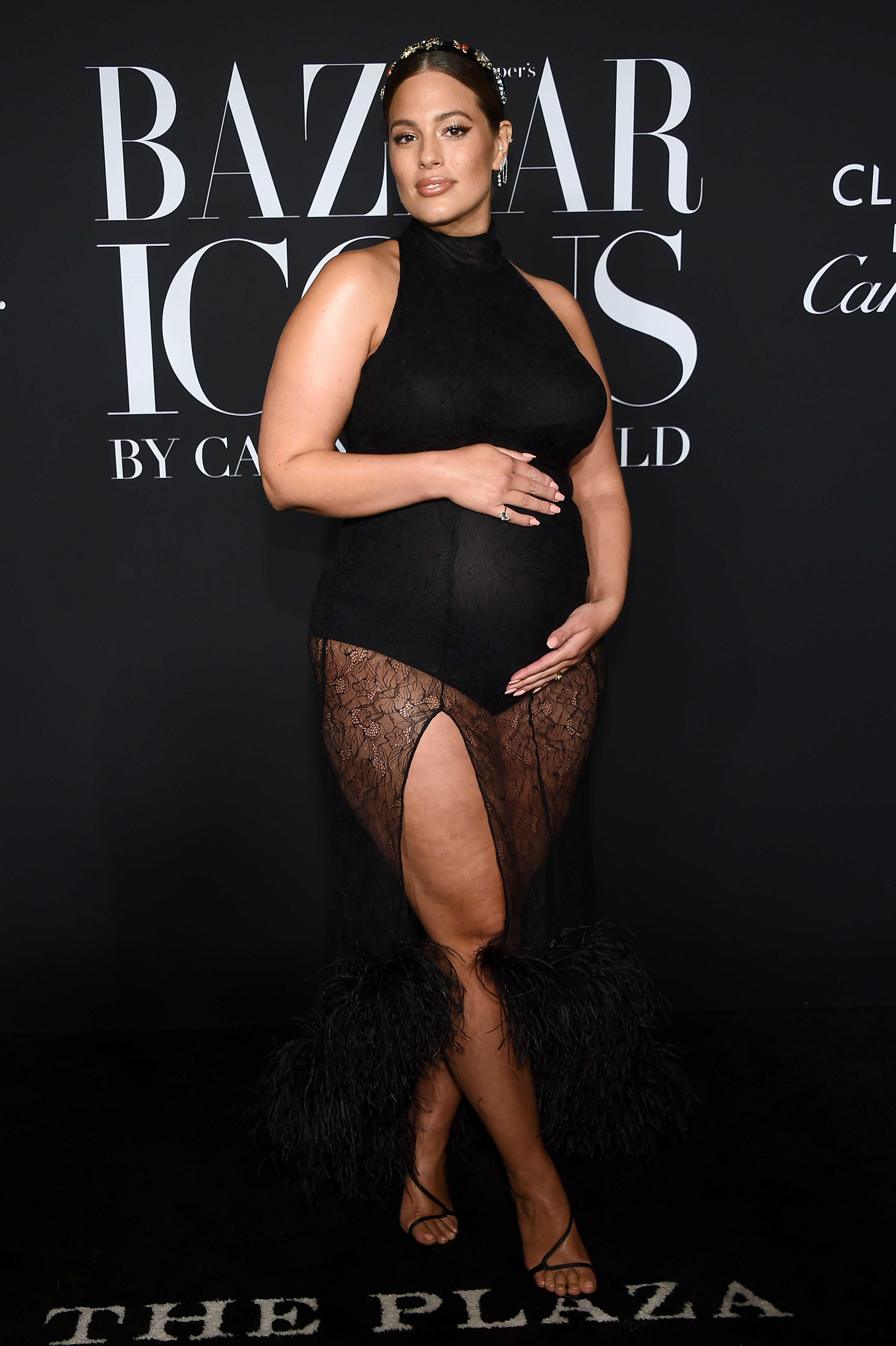 Известная модель plus-size Эшли Грэм подчеркнула беременный животик полупрозрачным платьем | 1+1