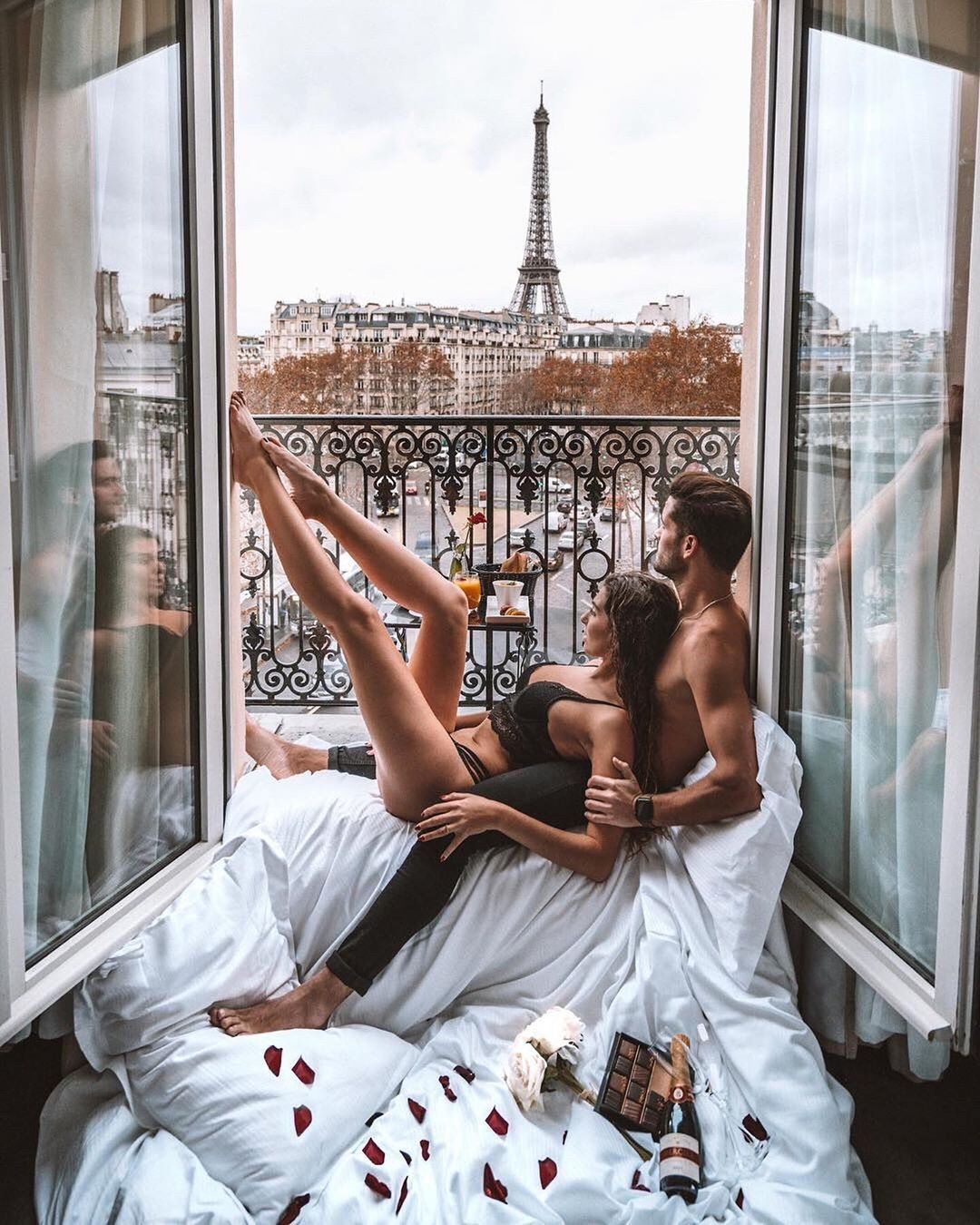 Красива пара у Парижі