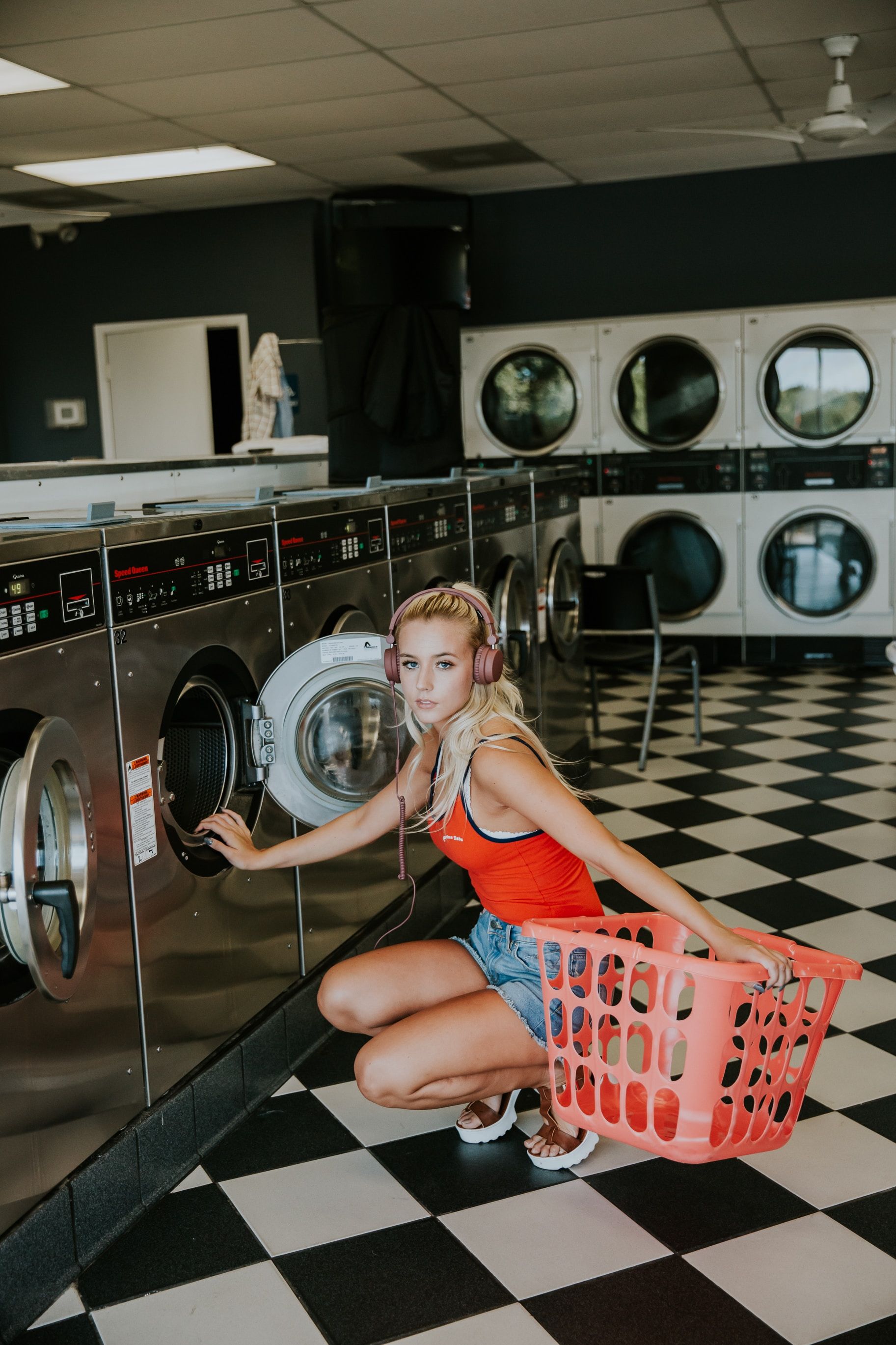 Дівчина в пральні