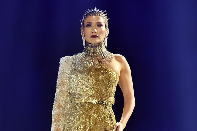 Дженнифер Лопес засветила платье, сотканное из золота (ФОТО) | Звездный стиль | 1+1