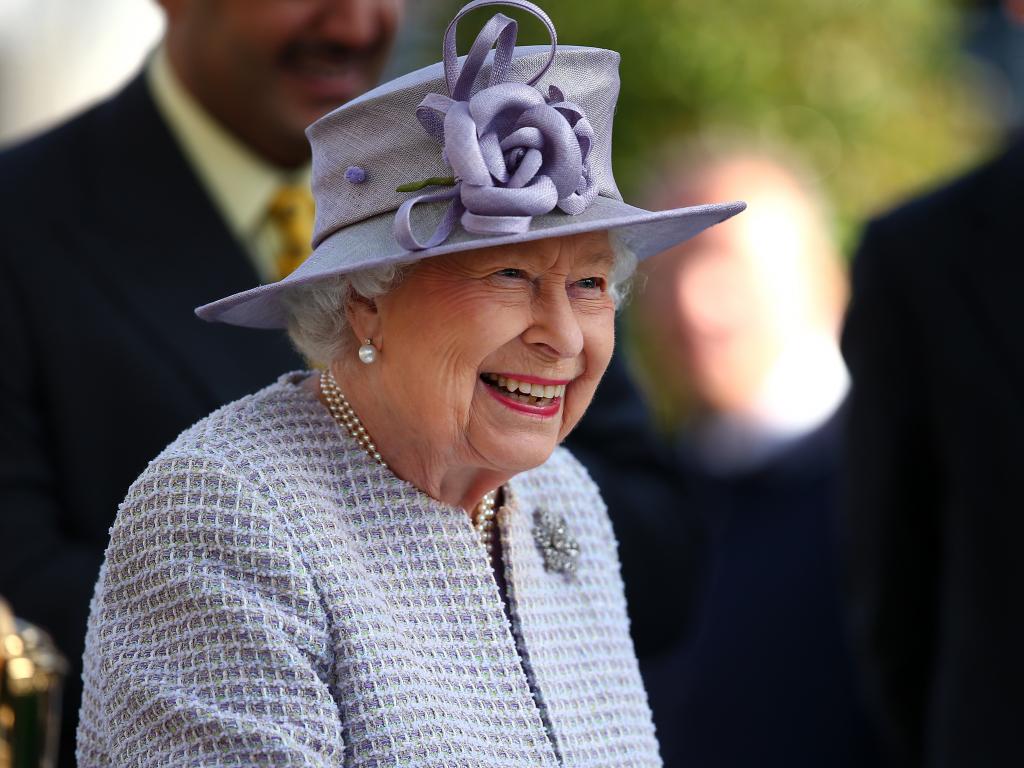 93-летняя Елизавета 2 сияет в новом образе | Королевская семья | 1+1