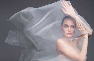 Оголена наречена: Анджеліна Джолі спокушає у новій фотосесії | 1+1