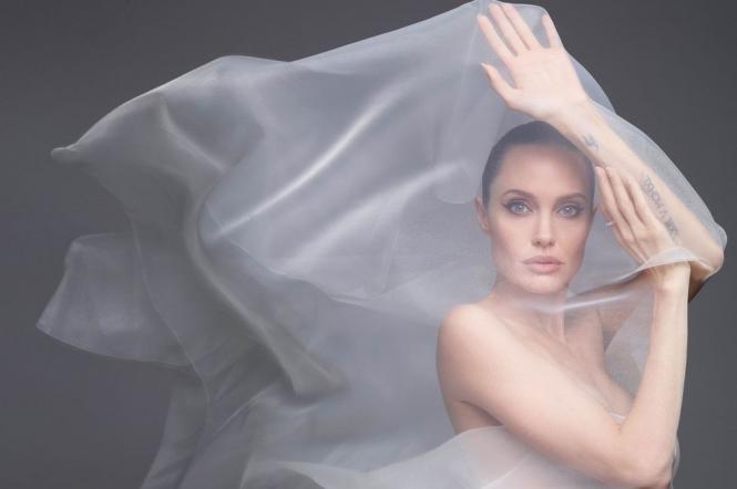 Обнаженная невеста: Анджелина Джоли соблазняет в новой фотосессии | 1+1