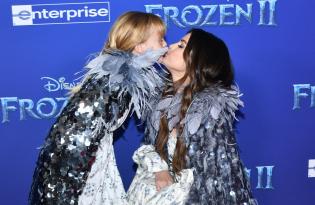 Селена Гомес с маленькой сестрой в одинаковых нарядах пришли на премьеру «Холодного сердца 2» 