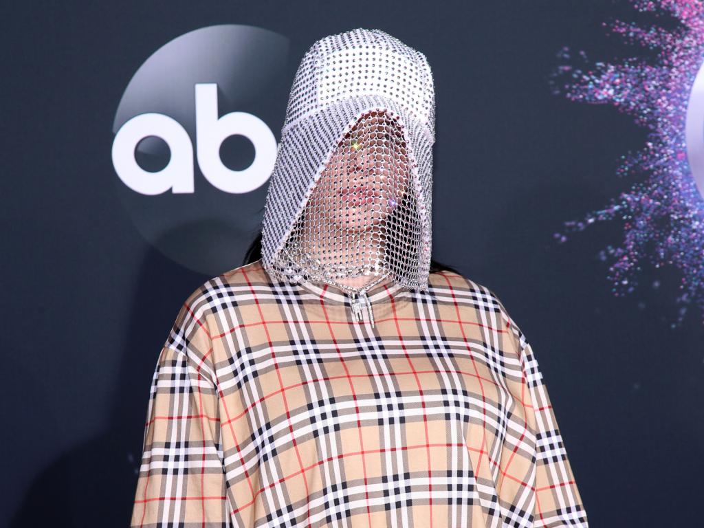 Біллі Айліш здивувала вбранням стильної бджолярки на American Music Awards | Зірковий стиль | 1+1