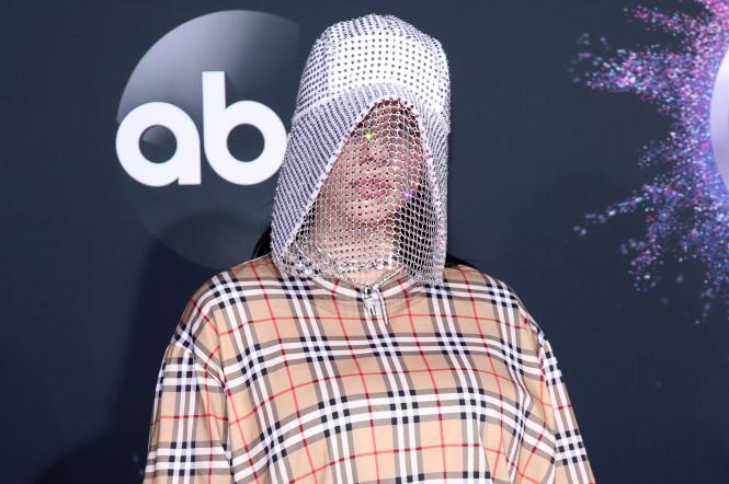Біллі Айліш здивувала вбранням стильної бджолярки на American Music Awards | Зірковий стиль | 1+1