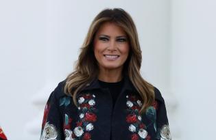 Мелания Трамп в пальто с розами украшает Белый дом к Рождеству | Первая леди | 1+1
