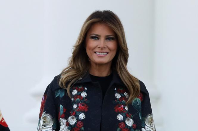 Мелания Трамп в пальто с розами украшает Белый дом к Рождеству | Первая леди | 1+1