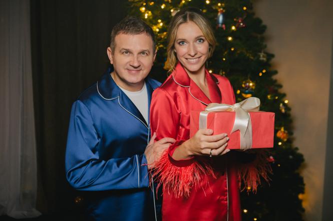Катя Осадча і Юрій Горбунов показали сімейний образ для новорічної ночі | 1+1