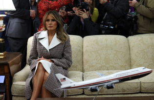 Меланія Трамп показала наймодніше пальто весни 2020 (ФОТО) | Зірковий стиль | 1+1