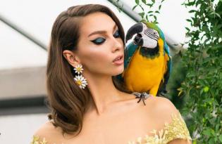 Артистка «Жіночого Кварталу» Валерия Товстолес вспомнила съемки с 4-килограммовым ревнивым попугаем | 1+1