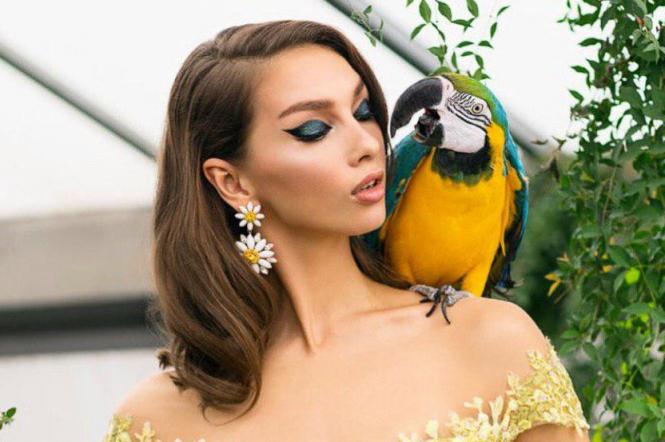 Артистка «Жіночого Кварталу» Валерия Товстолес вспомнила съемки с 4-килограммовым ревнивым попугаем | 1+1