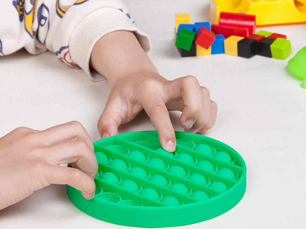 Іграшки Сімпл-Дімпл та Поп-Іт корисні для дитини чи шкодять: думка психолога