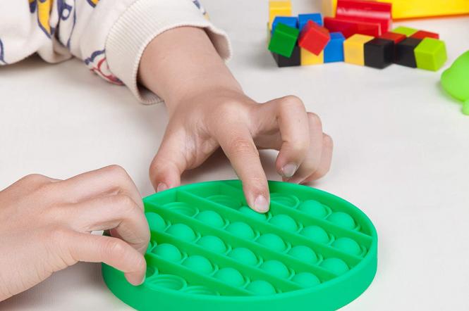 Іграшки Сімпл-Дімпл та Поп-Іт корисні для дитини чи шкодять: думка психолога