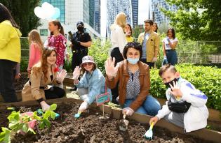 Наталія Мосейчук разом з зірками 1+1 та маленькими пацієнтами Охматдит відкрили літній майданчик Школи Супергероїв