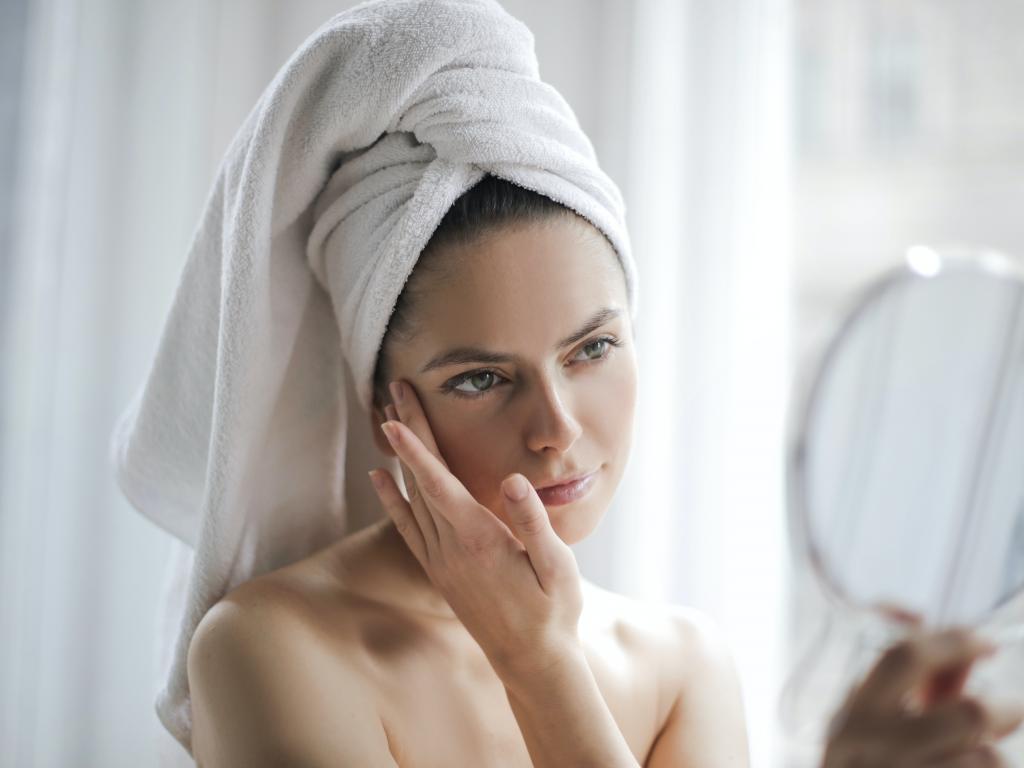 Коли треба прибирати зморшки та чи покращує засмага шкіру: стереотипи про шкіру коментує дерматолог-косметолог