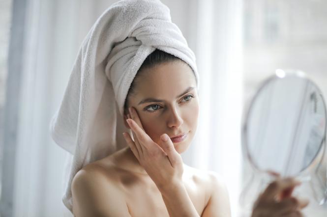 Когда надо убирать морщины и улучшает ли загар кожу: стереотипы о коже комментирует дерматолог-косметолог