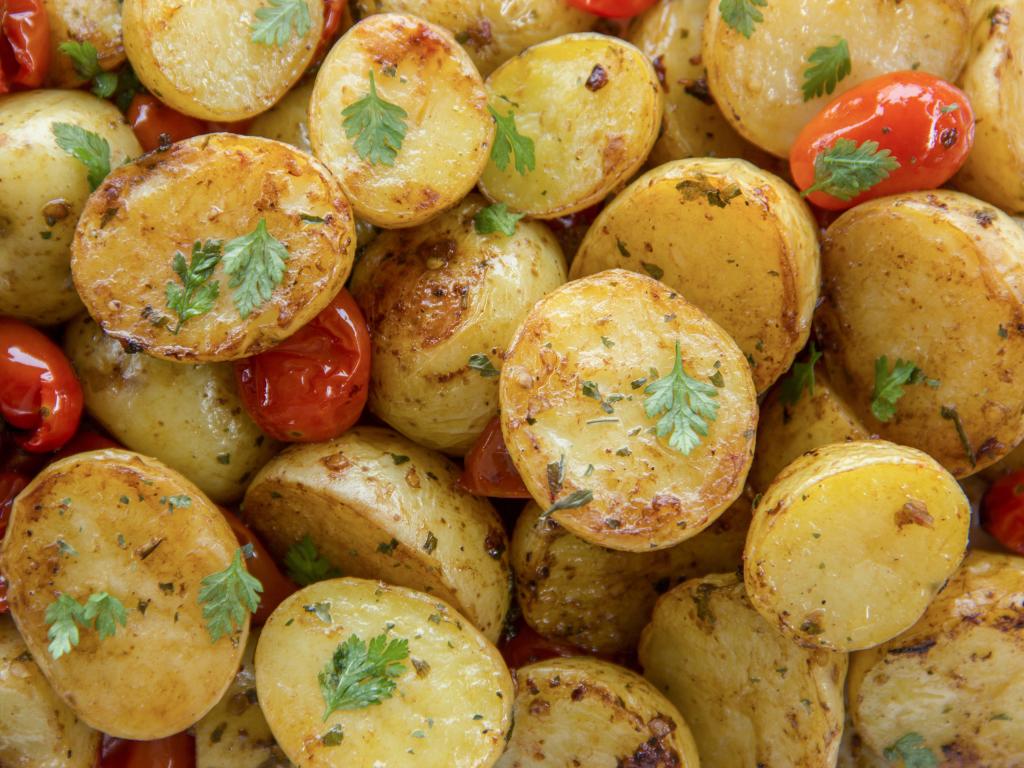 Как вкусно приготовить молодой картофель: простой рецепт с маслом по-французски и зеленью