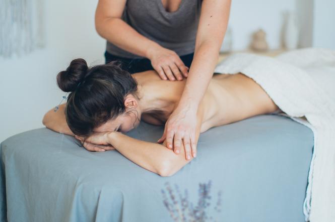 Чи можна робити масаж самостійно вдома та кому слід довіряти лікування?