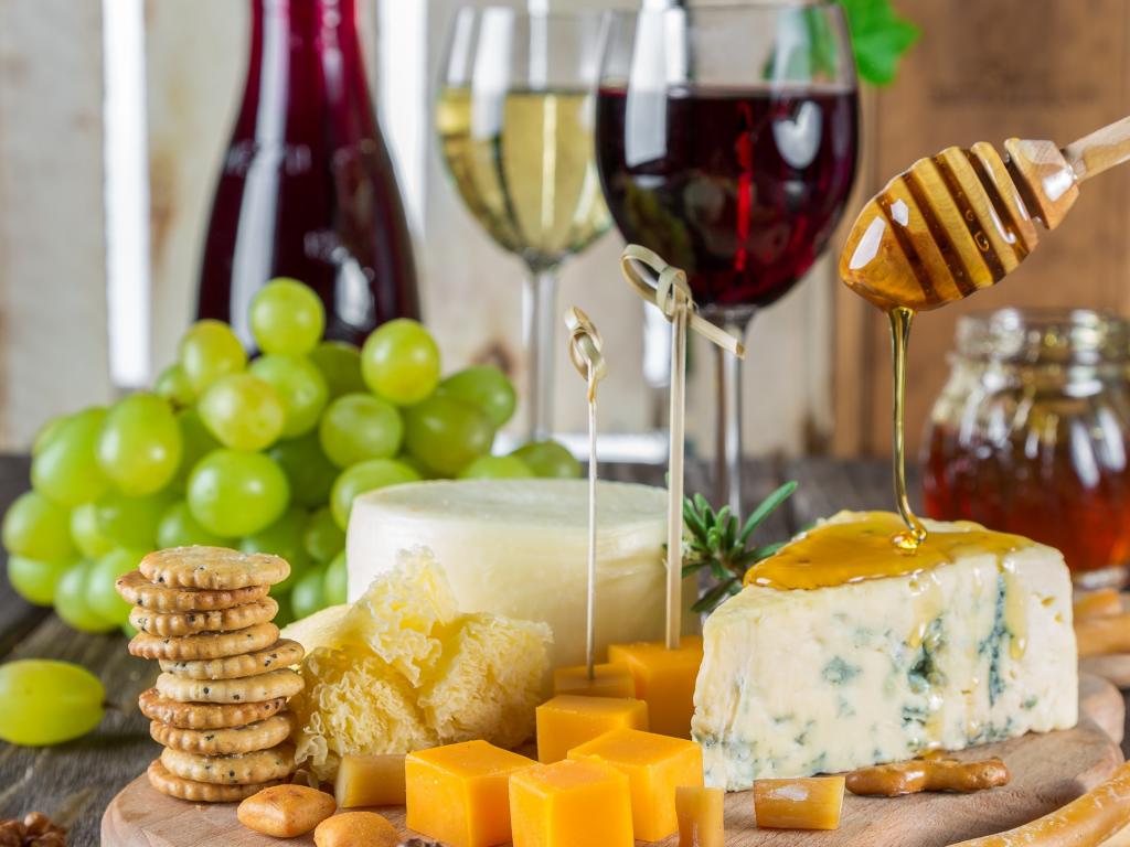Як красиво скласти сирну тарілку та з яким вином можна поєднувати сири 