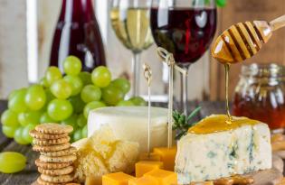 Как красиво сложить сырную тарелку и с каким вином можно сочетать сыры