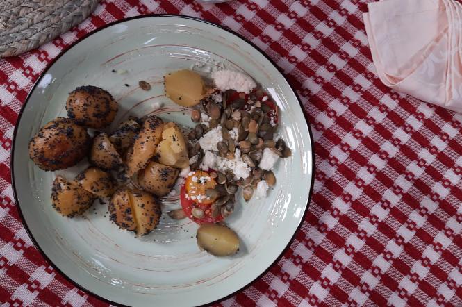 Рецепт приготовления молодой картошки с маком и вкусный салат из помидоров с бринзяю