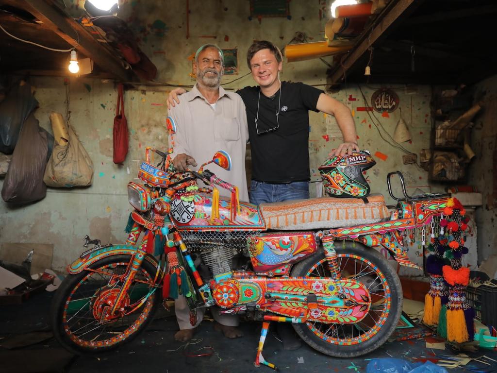 Дмитро  Комаров на ексклюзивному мотоциклі  вирушить досліджувати незвіданий Пакистан 