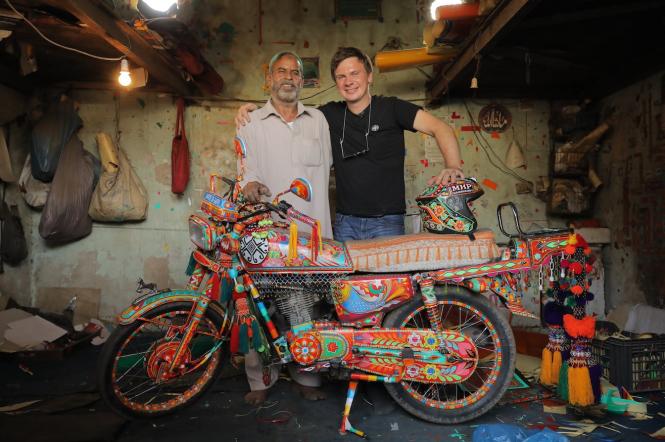 Дмитро  Комаров на ексклюзивному мотоциклі  вирушить досліджувати незвіданий Пакистан 