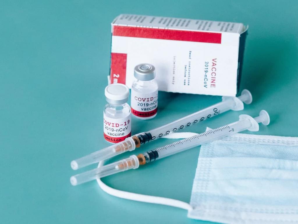 Що загрожує за підробку ковідних сертифікатів та чи можна вакцинуватися після придбання "липової" довідки про щеплення?