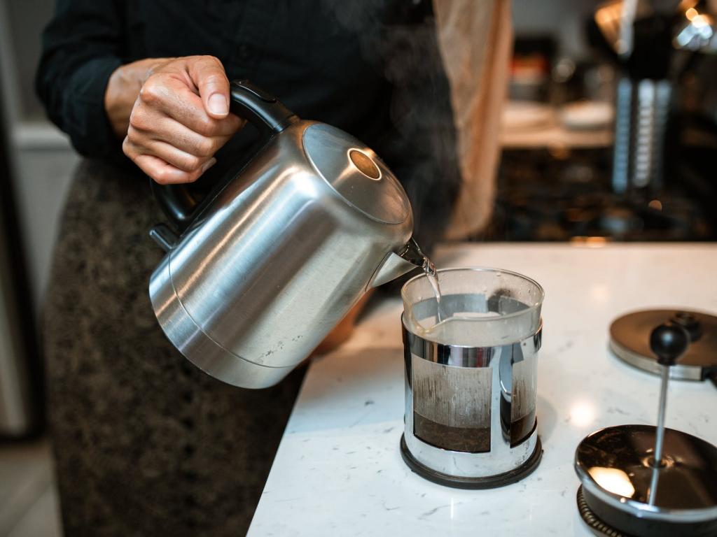 Как очистить электрический чайник от накипи: практические советы 