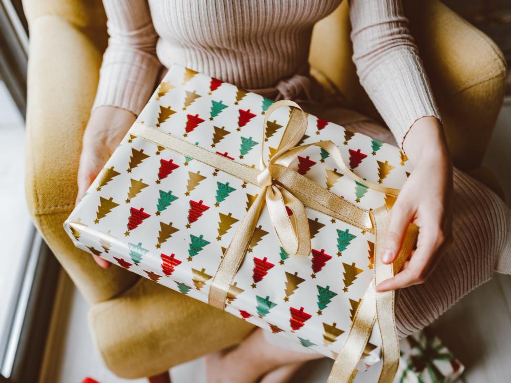 Як дарувати подарунки: про wish-листи, гроші, подарунки колегам та табу на подарунки розповідає експерт з етикету
