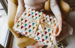 Як правильно дарувати подарунки: чи можна дарувати гроші, складати wish-листи, чи існують табу на подарунки, коли коректно повертати презенти – розповідає експертка з етикету Юлія Юдіна