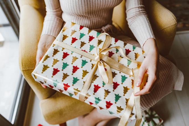 Як дарувати подарунки: про wish-листи, гроші, подарунки колегам та табу на подарунки розповідає експерт з етикету