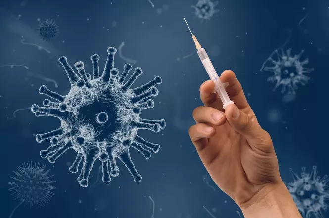 Украина вводит бустерную дозу COVID-вакцины  для людей 60+