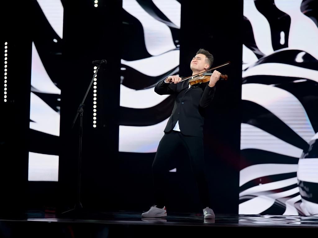 Участник Голоса країни Дмитрий Ротькин поразил всех игрой на скрипке