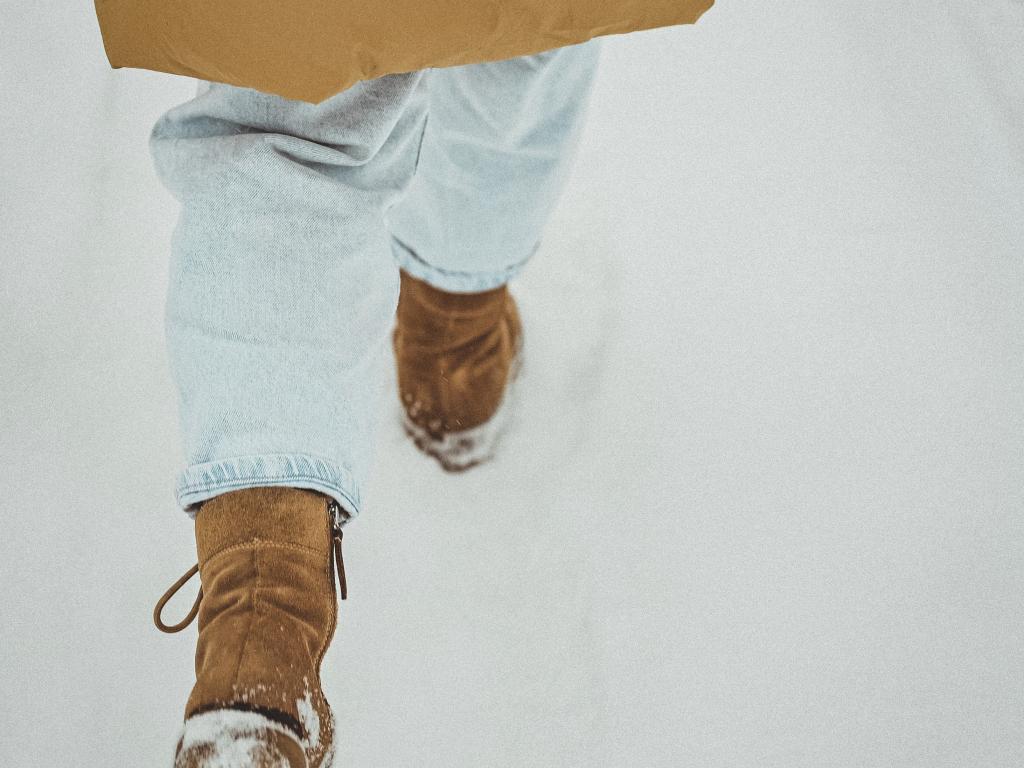 Как очистить любую обувь от соли и реагентов зимой