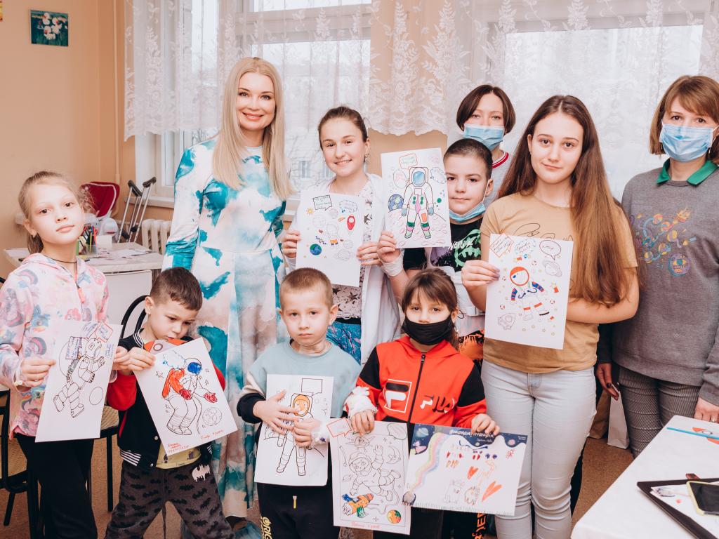 Ведуча 1+1 Лідія Таран намалювала мрії з дітьми, які борються за здоров’я Ведуча 1+1 Лідія Таран намалювала мрії з дітьми, які борються за здоров’я